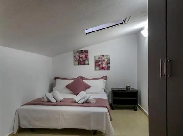 Anna Maria Views * Néos Marmarás